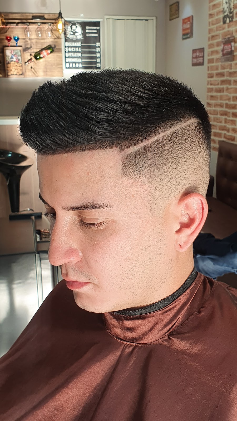 Corte em cabelo liso, com risco lateral, na Renatobarber