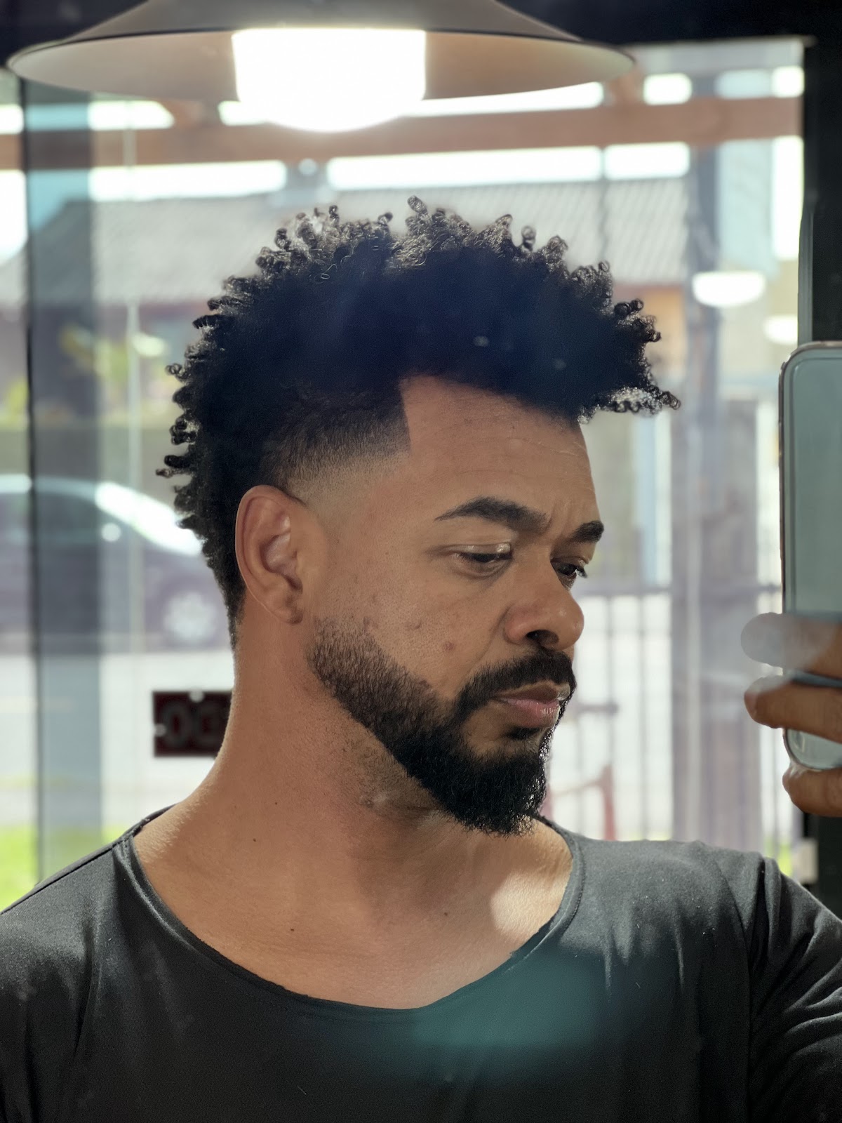 Corte em cabelo afro com barba feita na Renatobarber