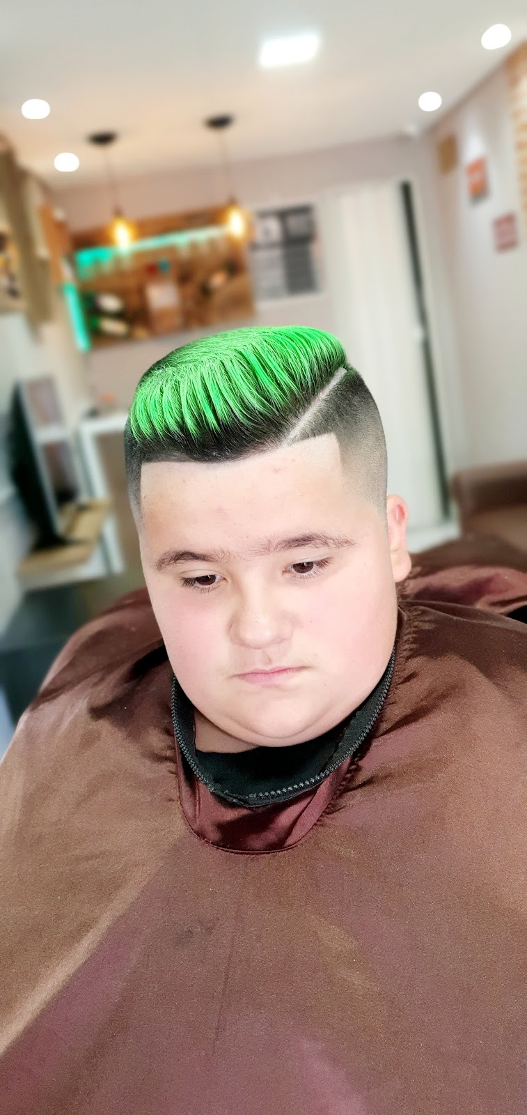 Corte infantil colorido de verde na Renatobarber